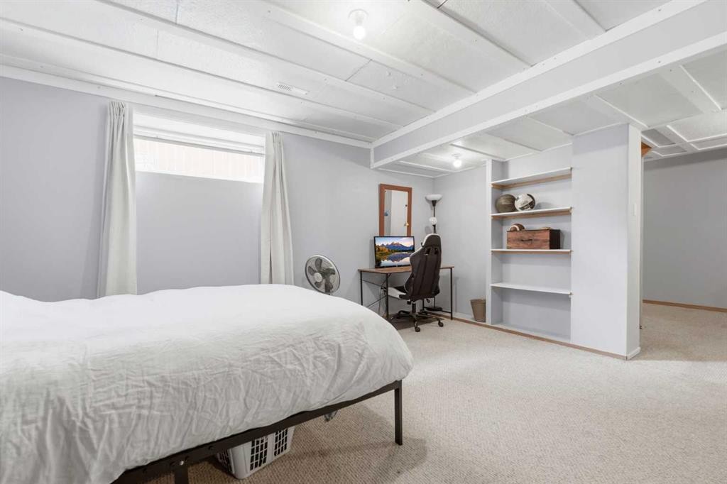 46 Somerside Place Sw, Calgary, AB - Indoor Photo Showing Bedroom