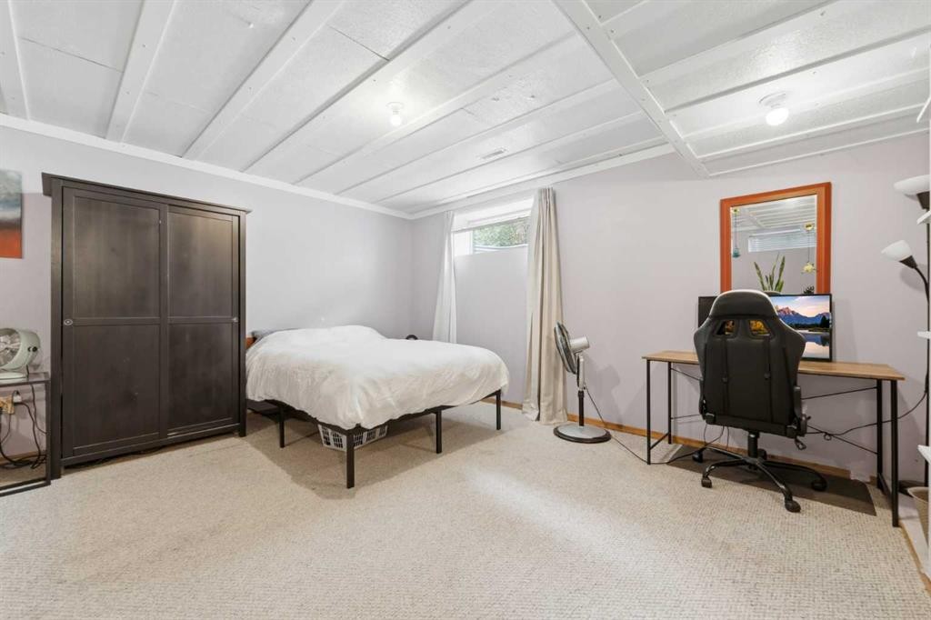 46 Somerside Place Sw, Calgary, AB - Indoor Photo Showing Bedroom
