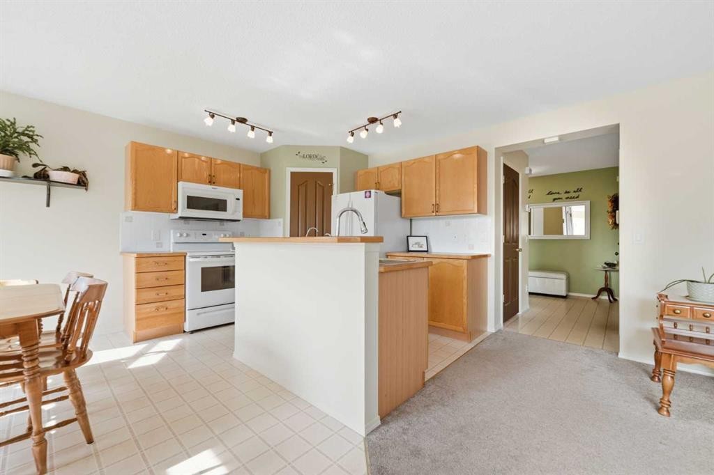 46 Somerside Place Sw, Calgary, AB - Indoor Photo Showing Kitchen