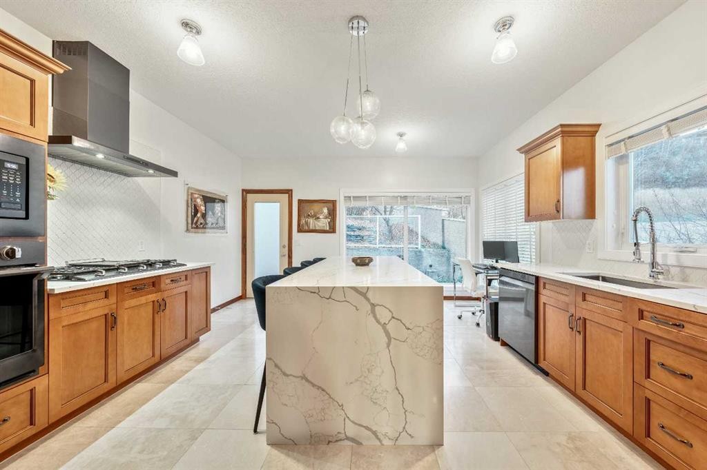 212 12A Street Ne, Calgary, AB - Indoor Photo Showing Kitchen