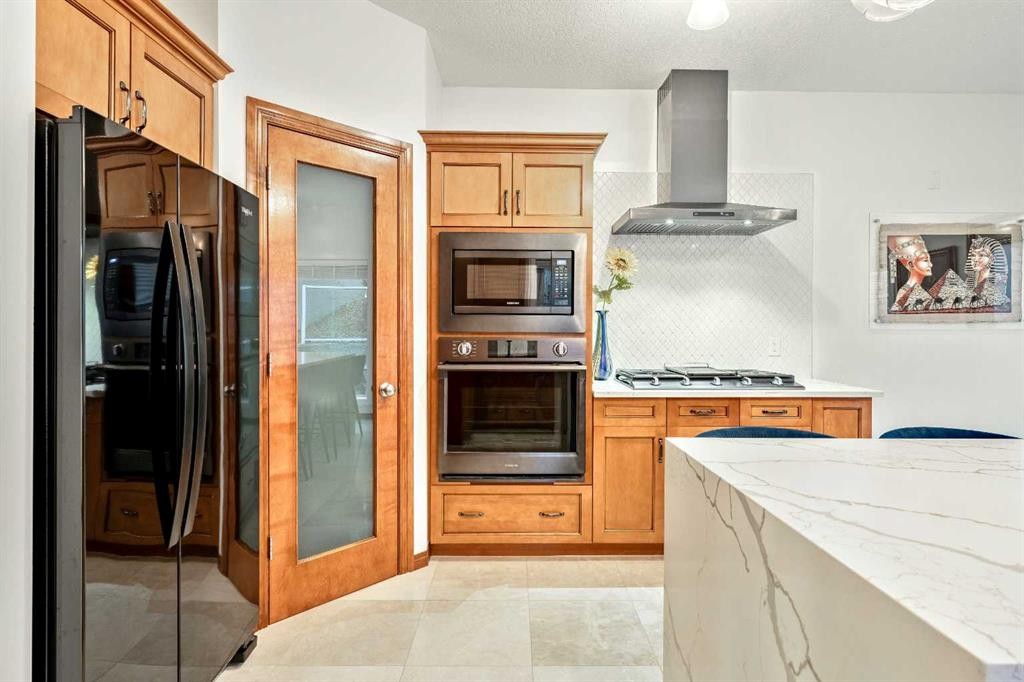 212 12A Street Ne, Calgary, AB - Indoor Photo Showing Kitchen