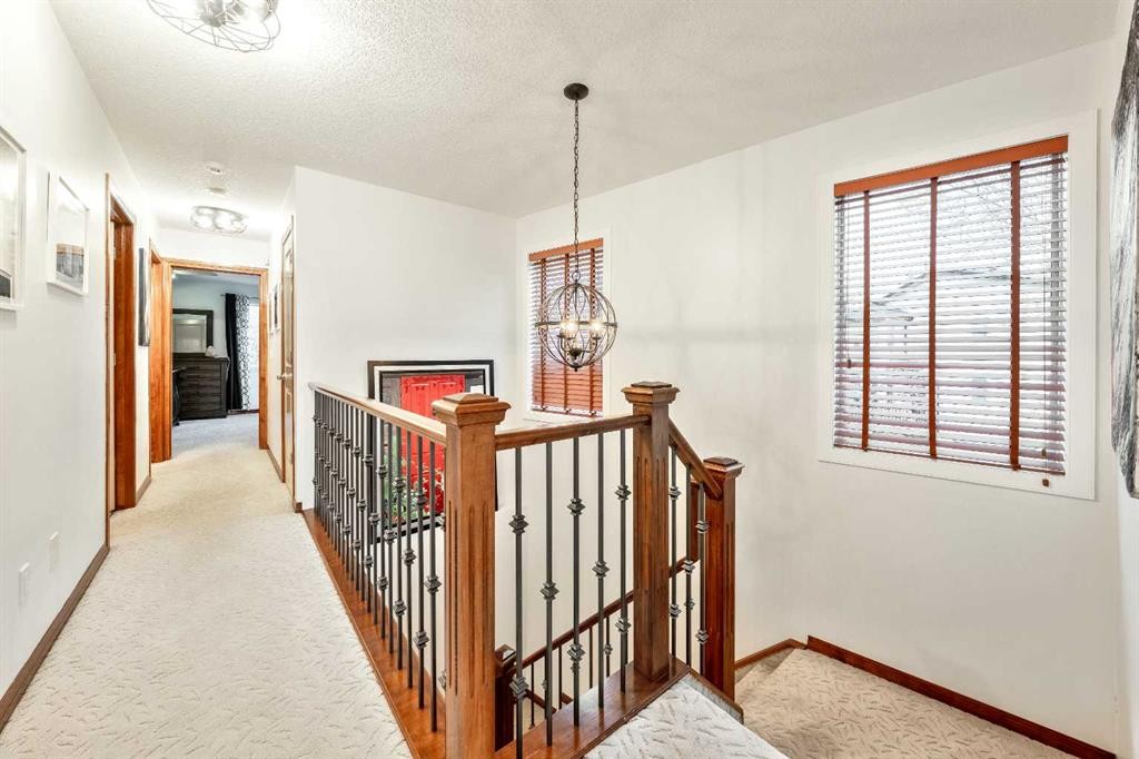 212 12A Street Ne, Calgary, AB - Indoor Photo Showing Other Room