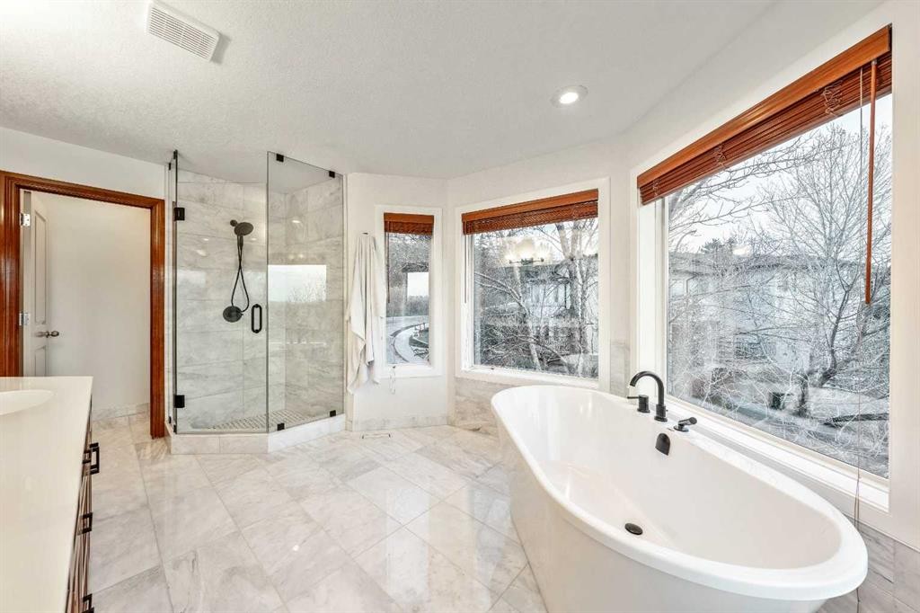 212 12A Street Ne, Calgary, AB - Indoor Photo Showing Bathroom