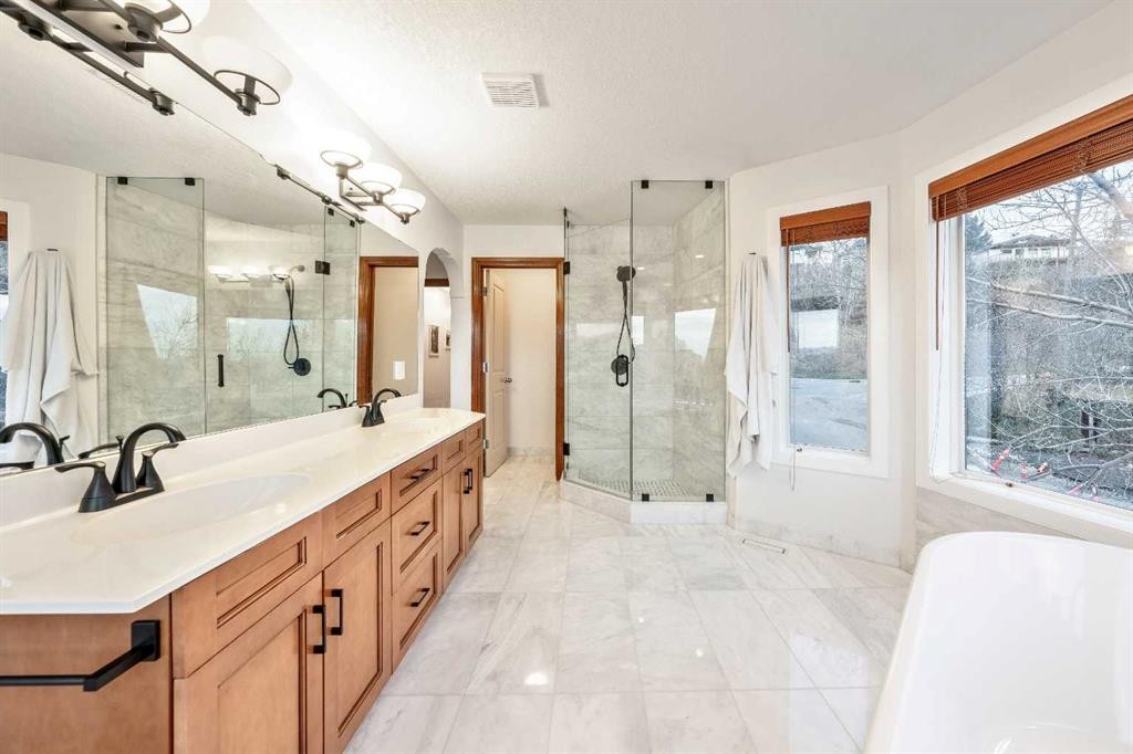 212 12A Street Ne, Calgary, AB - Indoor Photo Showing Bathroom