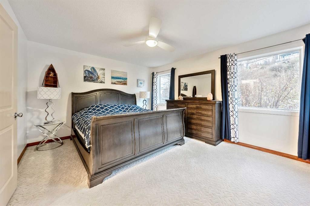 212 12A Street Ne, Calgary, AB - Indoor Photo Showing Bedroom