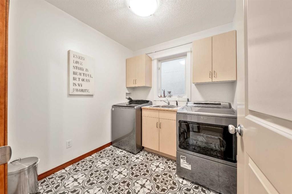 212 12A Street Ne, Calgary, AB - Indoor