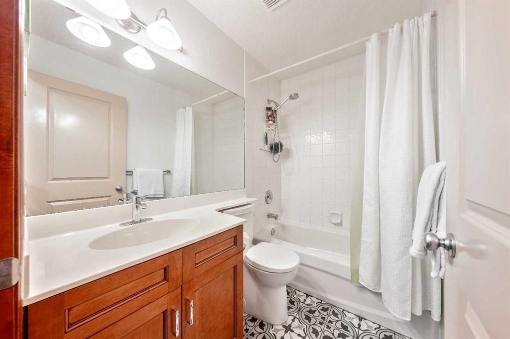 212 12A Street Ne, Calgary, AB - Indoor Photo Showing Bathroom
