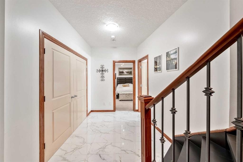 212 12A Street Ne, Calgary, AB - Indoor Photo Showing Other Room