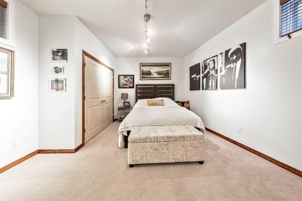 212 12A Street Ne, Calgary, AB - Indoor