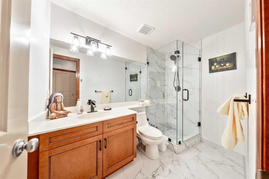 212 12A Street Ne, Calgary, AB - Indoor Photo Showing Bathroom