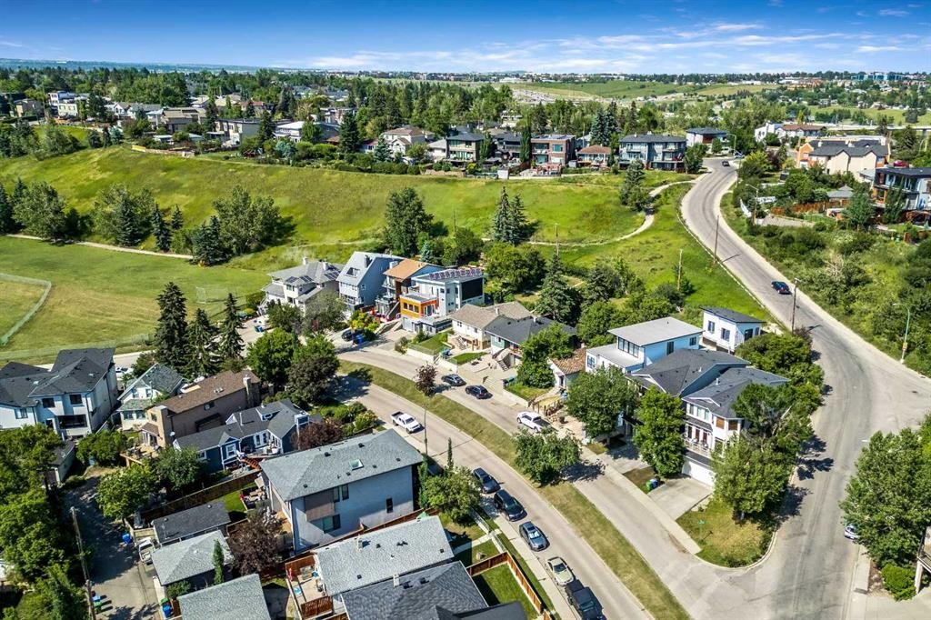 212 12A Street Ne, Calgary, AB - Outdoor With View