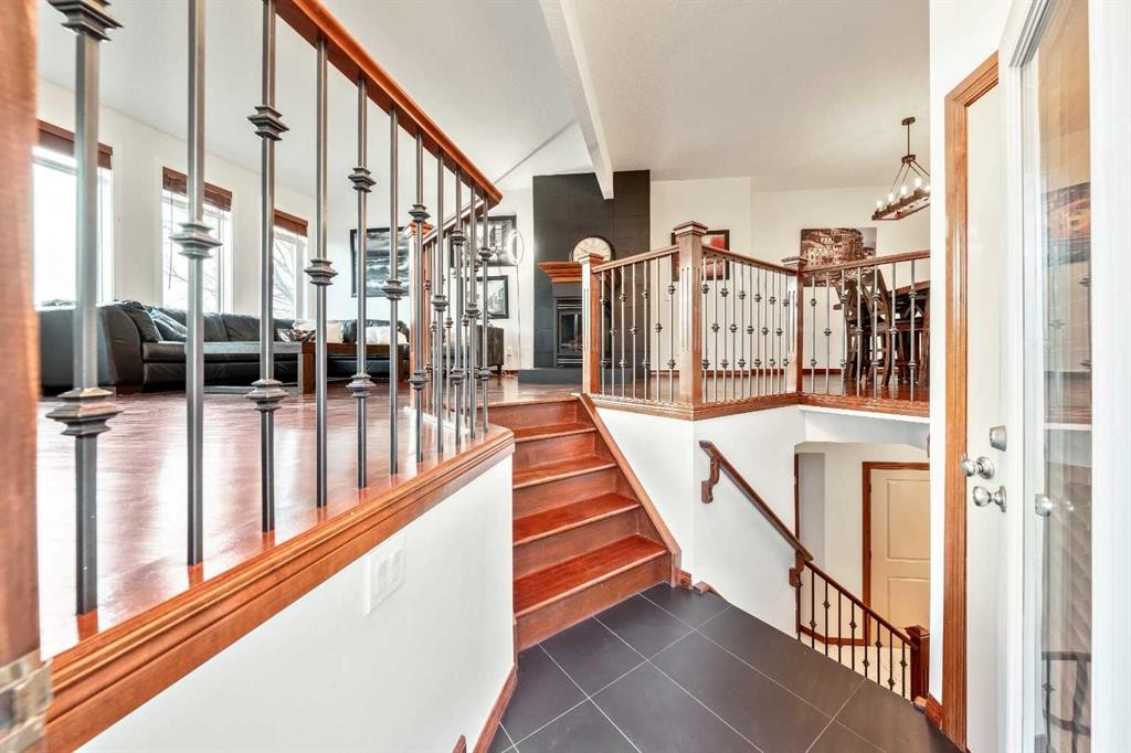 212 12A Street Ne, Calgary, AB - Indoor Photo Showing Other Room