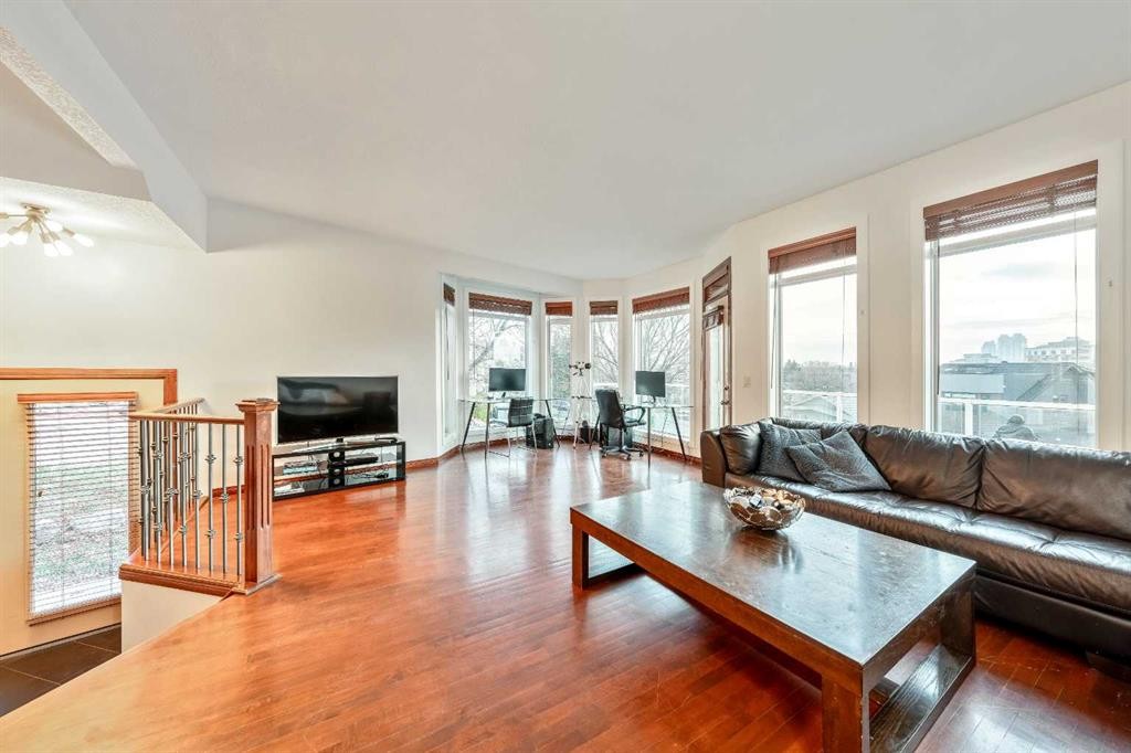 212 12A Street Ne, Calgary, AB - Indoor Photo Showing Living Room