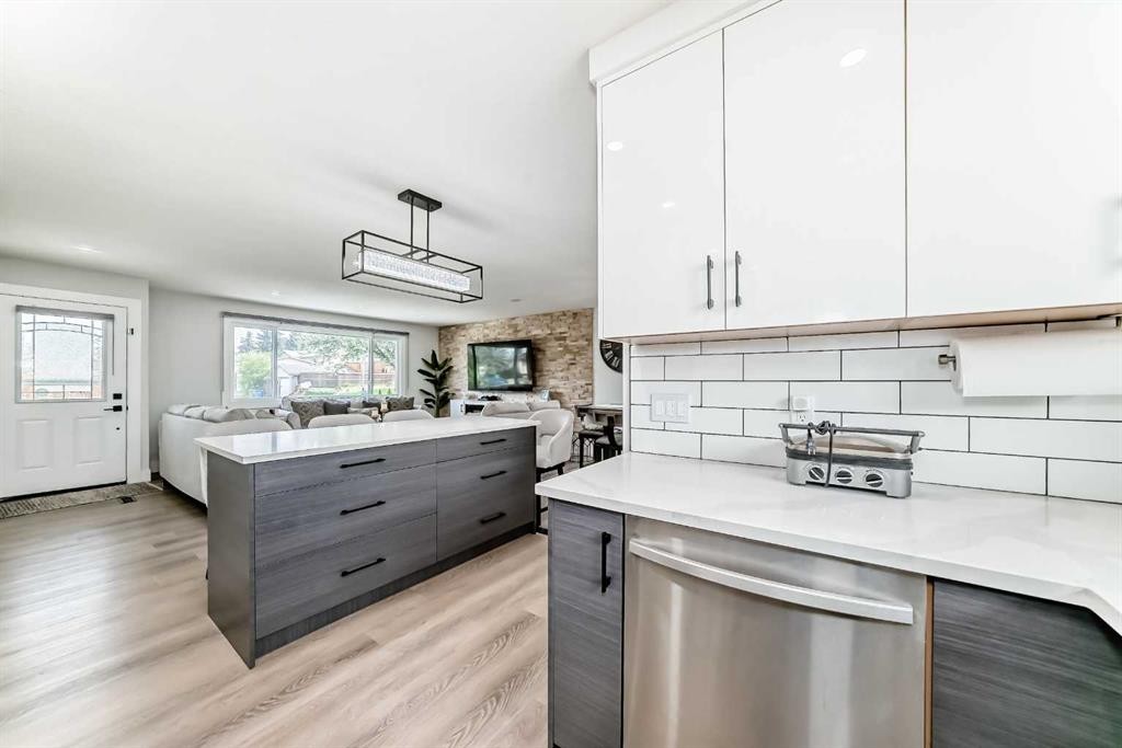 12 Rundleson Way Ne, Calgary, AB - Indoor Photo Showing Kitchen With Upgraded Kitchen