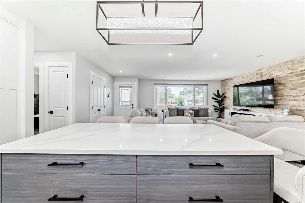 12 Rundleson Way Ne, Calgary, AB - Indoor