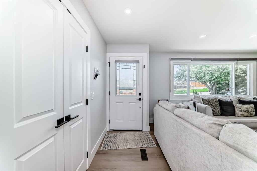 12 Rundleson Way Ne, Calgary, AB - Indoor Photo Showing Other Room