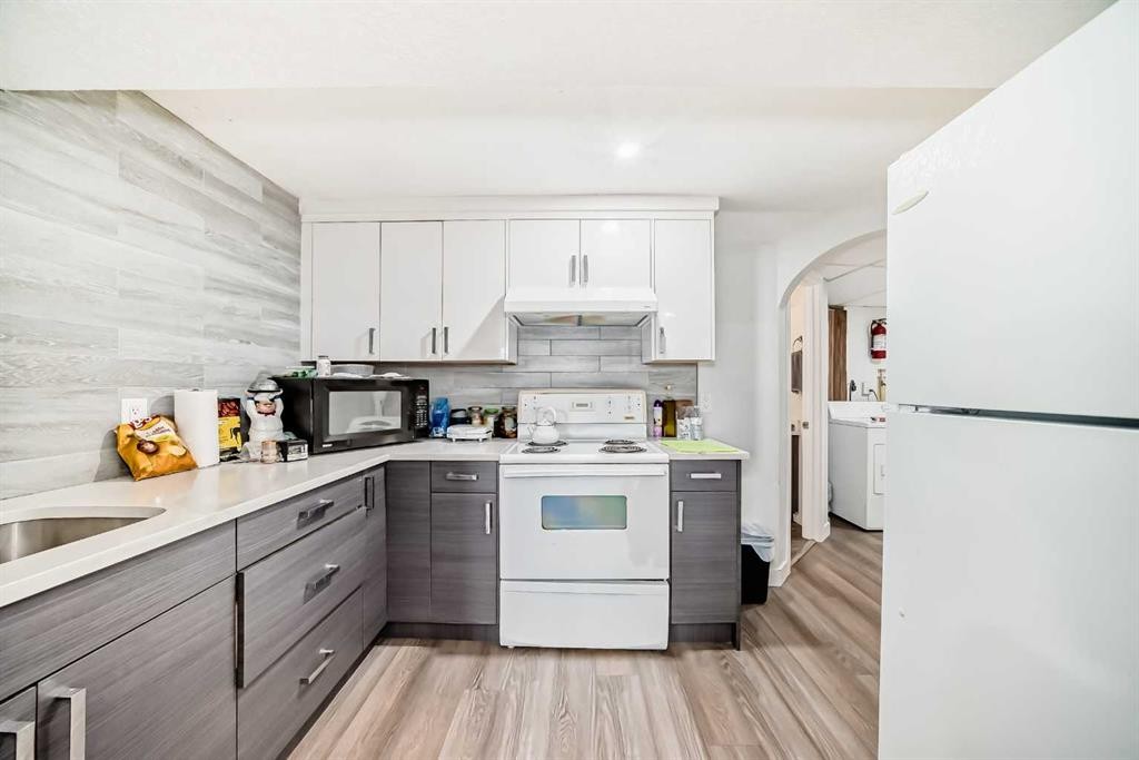 12 Rundleson Way Ne, Calgary, AB - Indoor Photo Showing Kitchen