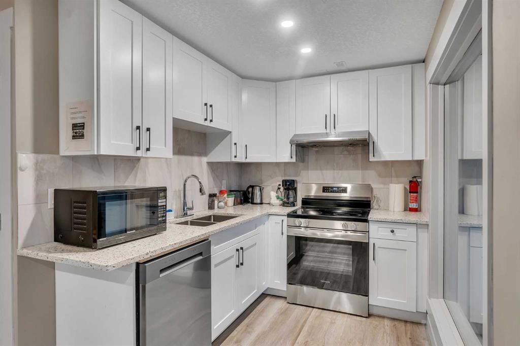760 West Chestermere Drive, Chestermere, AB - Indoor Photo Showing Kitchen With Double Sink