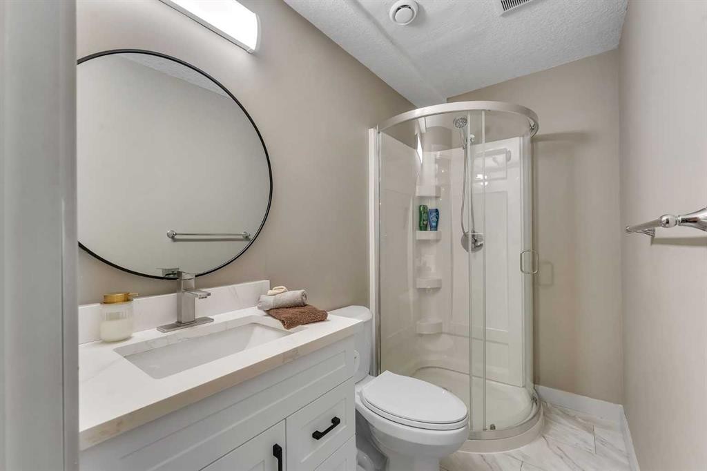 760 West Chestermere Drive, Chestermere, AB - Indoor Photo Showing Bathroom