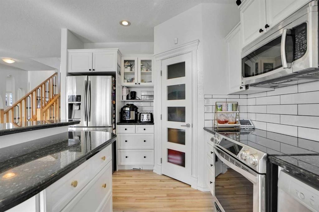 6 Strathridge Way Sw, Calgary, AB - Indoor Photo Showing Kitchen With Upgraded Kitchen