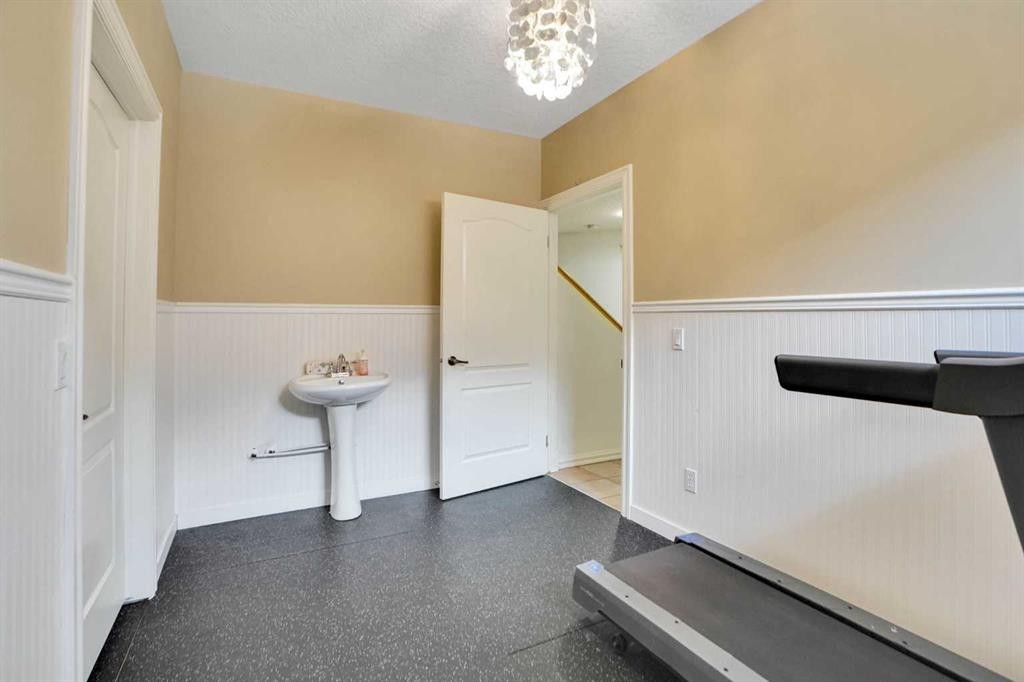 6 Strathridge Way Sw, Calgary, AB - Indoor Photo Showing Other Room