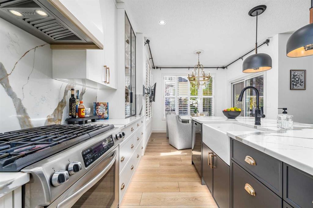 77 Everbrook Drive Sw, Calgary, AB - Indoor Photo Showing Kitchen With Upgraded Kitchen