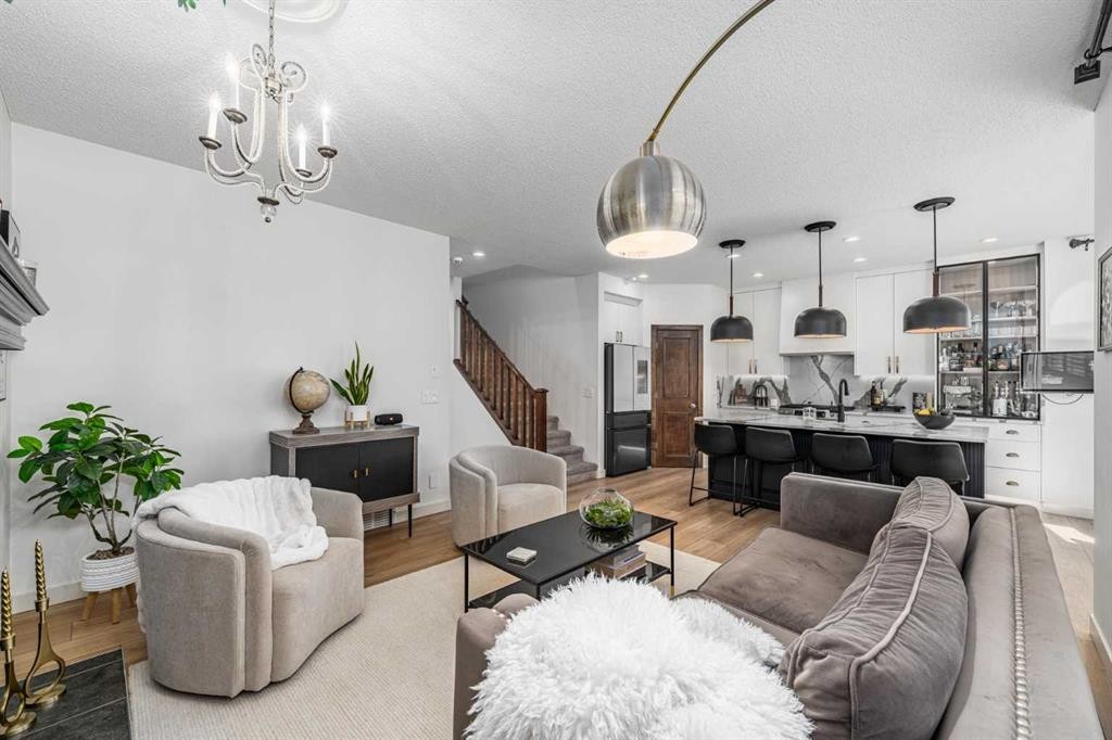 77 Everbrook Drive Sw, Calgary, AB - Indoor Photo Showing Living Room