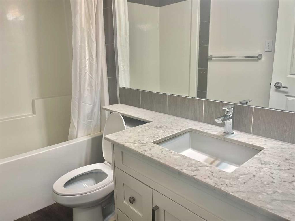 302-100 Auburn Meadows Common Se, Calgary, AB - Indoor Photo Showing Bathroom