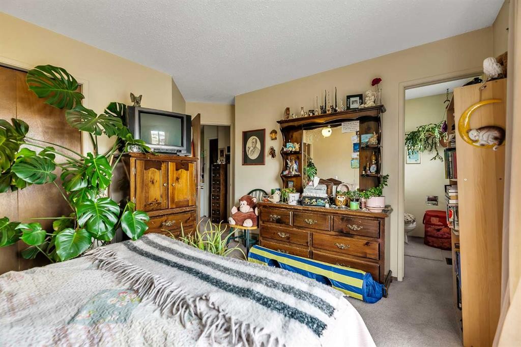 317 Templemont Place Ne, Calgary, AB - Indoor Photo Showing Bedroom