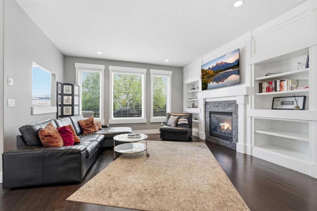 314 30 Avenue Ne, Calgary, AB - Indoor Photo Showing Living Room With Fireplace