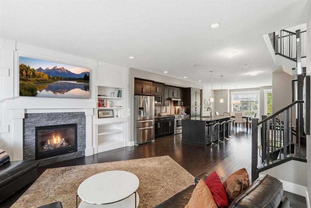 314 30 Avenue Ne, Calgary, AB - Indoor Photo Showing Living Room With Fireplace