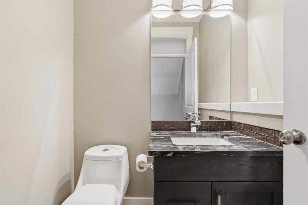 314 30 Avenue Ne, Calgary, AB - Indoor Photo Showing Bathroom