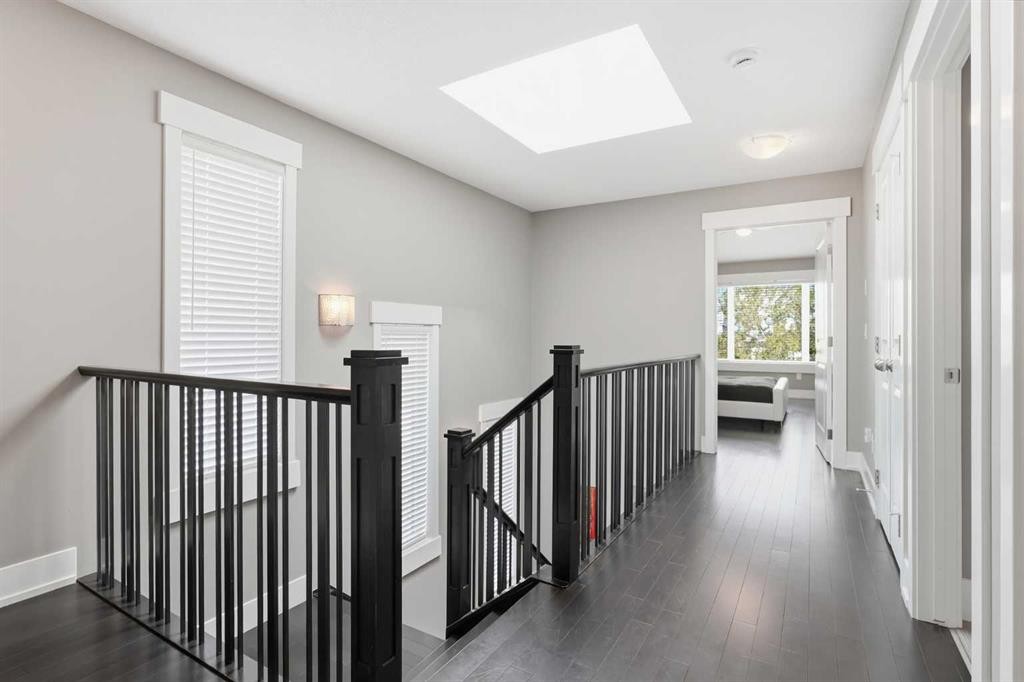 314 30 Avenue Ne, Calgary, AB - Indoor Photo Showing Other Room