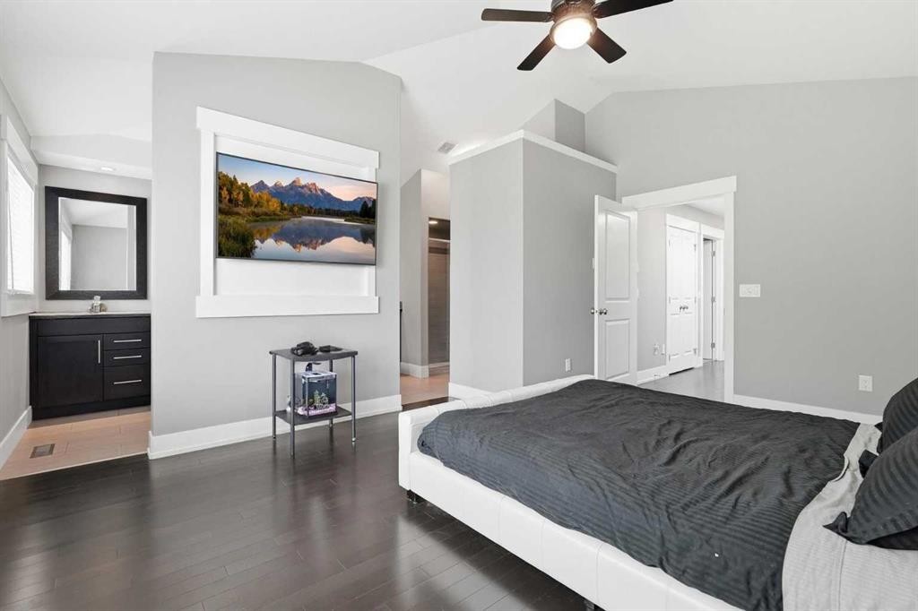 314 30 Avenue Ne, Calgary, AB - Indoor Photo Showing Bedroom