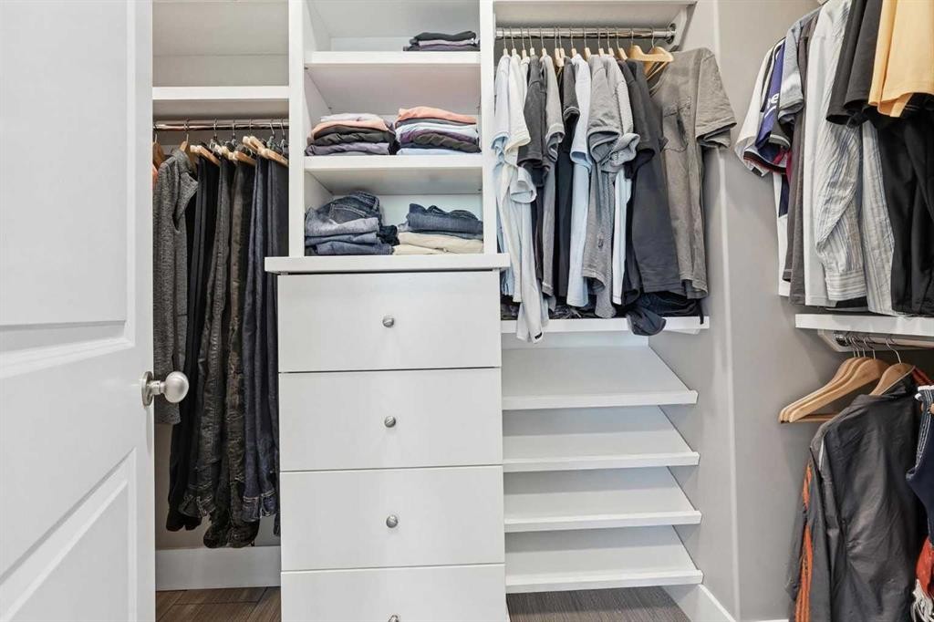 314 30 Avenue Ne, Calgary, AB - Indoor With Storage