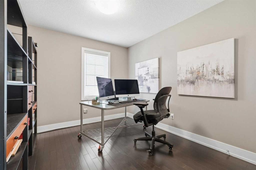 314 30 Avenue Ne, Calgary, AB - Indoor Photo Showing Office