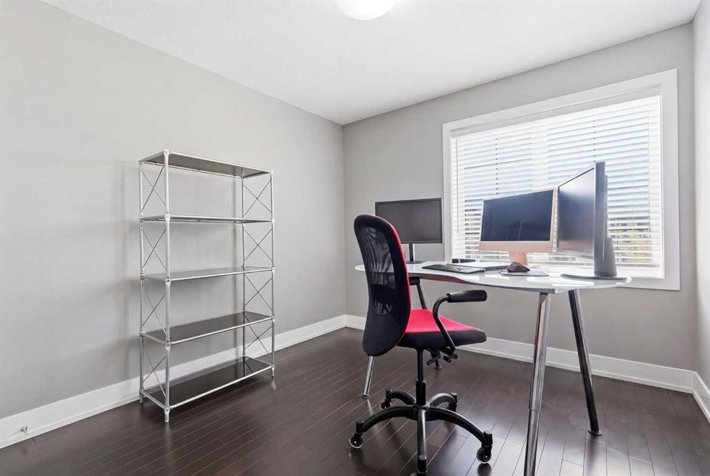 314 30 Avenue Ne, Calgary, AB - Indoor Photo Showing Office