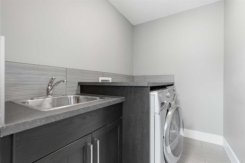 314 30 Avenue Ne, Calgary, AB - Indoor Photo Showing Laundry Room