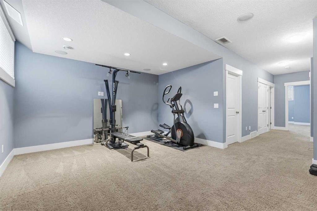 314 30 Avenue Ne, Calgary, AB - Indoor Photo Showing Gym Room