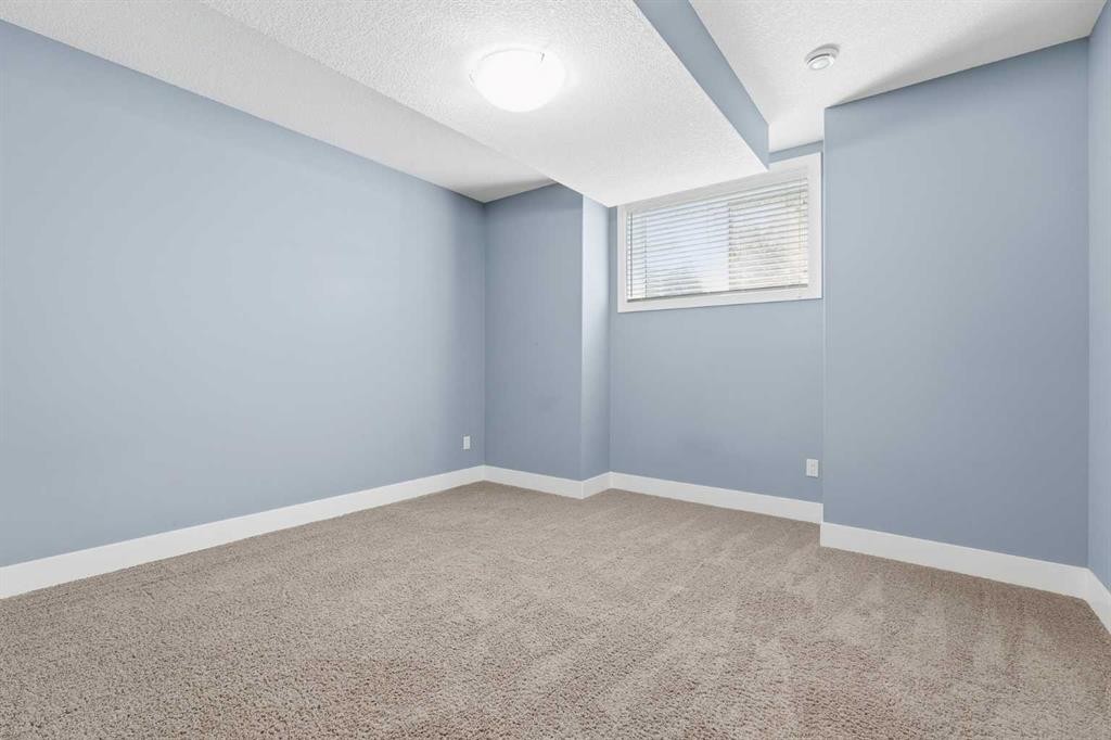 314 30 Avenue Ne, Calgary, AB - Indoor Photo Showing Other Room