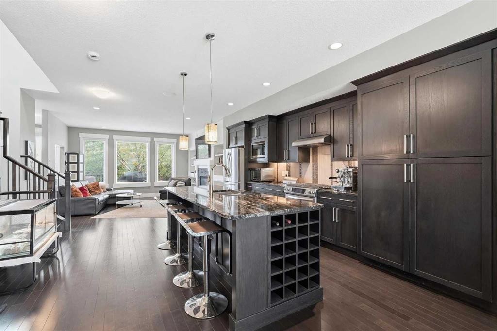 314 30 Avenue Ne, Calgary, AB - Indoor Photo Showing Kitchen With Upgraded Kitchen
