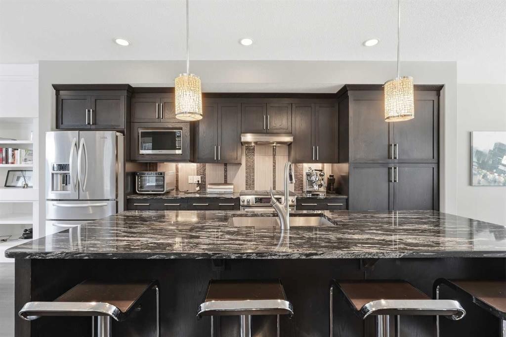 314 30 Avenue Ne, Calgary, AB - Indoor Photo Showing Kitchen With Stainless Steel Kitchen With Upgraded Kitchen