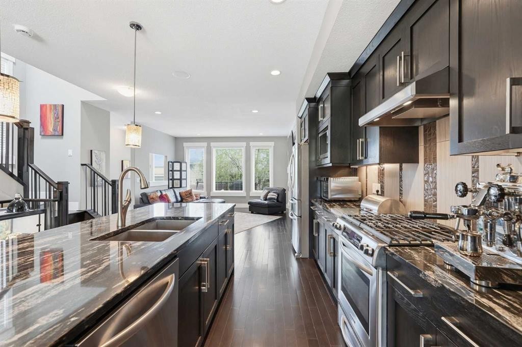 314 30 Avenue Ne, Calgary, AB - Indoor Photo Showing Kitchen With Stainless Steel Kitchen With Double Sink With Upgraded Kitchen