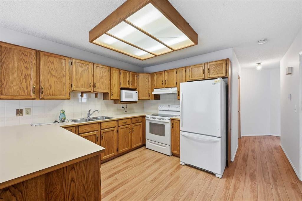 60 Rundlelawn Green Ne, Calgary, AB - Indoor Photo Showing Kitchen With Double Sink