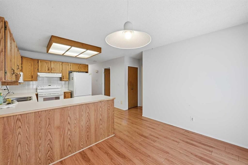 60 Rundlelawn Green Ne, Calgary, AB - Indoor Photo Showing Kitchen