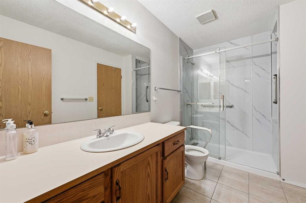 60 Rundlelawn Green Ne, Calgary, AB - Indoor Photo Showing Bathroom
