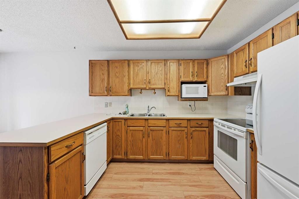 60 Rundlelawn Green Ne, Calgary, AB - Indoor Photo Showing Kitchen With Double Sink