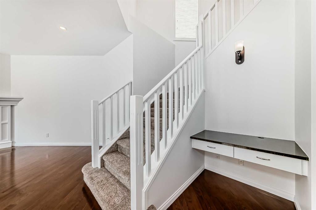 27 Aspen Hills Close Sw, Calgary, AB - Indoor Photo Showing Other Room