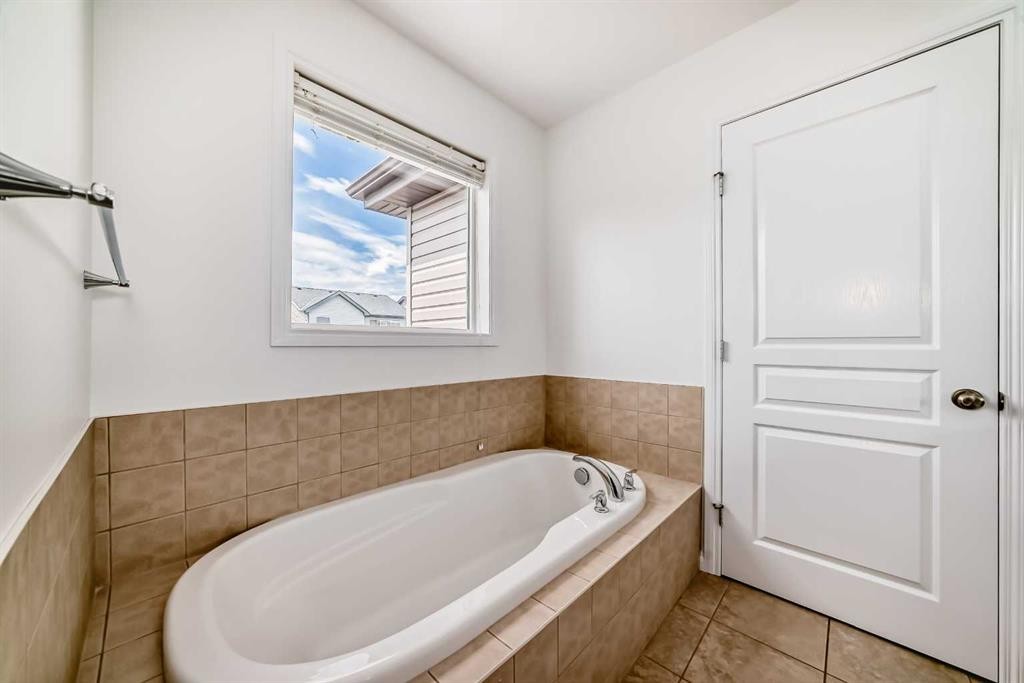 27 Aspen Hills Close Sw, Calgary, AB - Indoor Photo Showing Bathroom