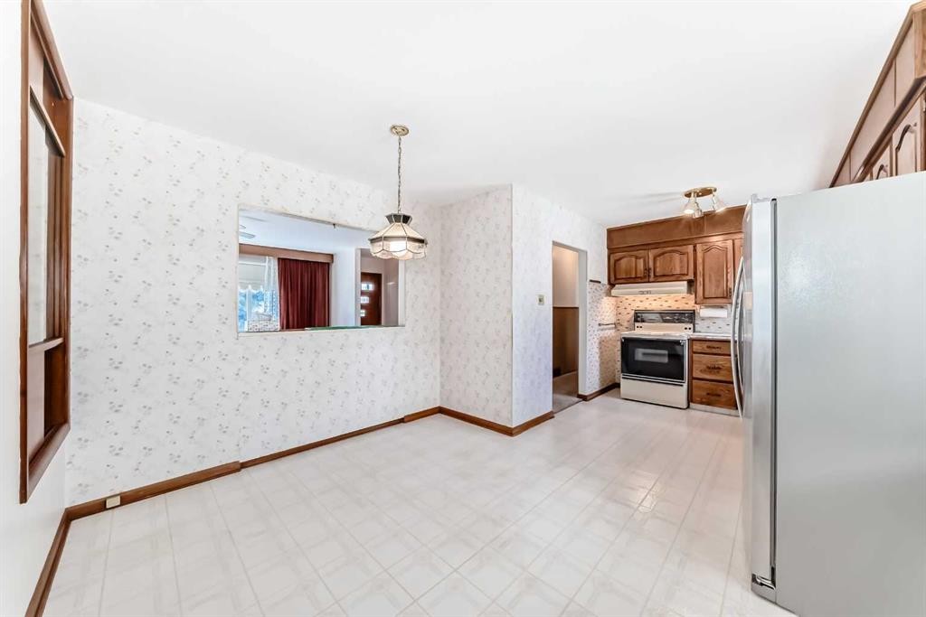 54 Fullerton Road Se, Calgary, AB - Indoor